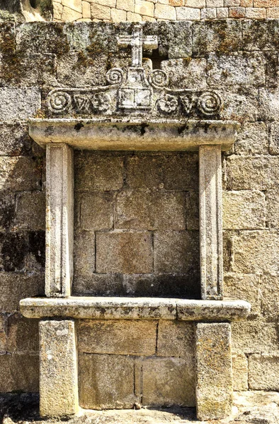 花崗岩の石で Sortelha ポルトガルの城の麓に建てられた十字架の道の駅の表示 — ストック写真
