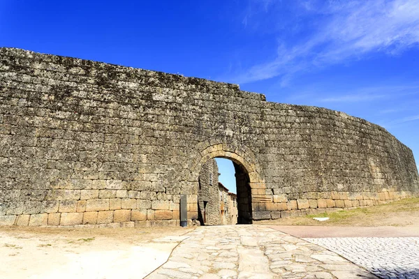 ノヴァ 新しい ゲート課されるに座っているアーチの石の つの行と丸いアーチ門 ポルトガル城壁に囲まれた中世の町 Sortelha の研究の最も古い門は — ストック写真