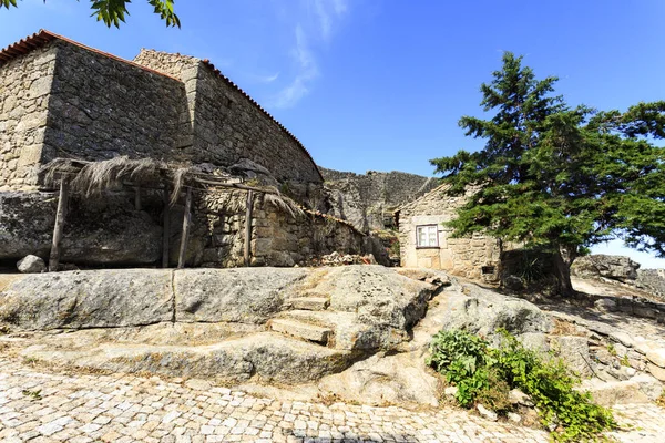 ポルトガル Sortelha の中世の村で 豊富な花崗岩の石で建てられた民家のビュー — ストック写真