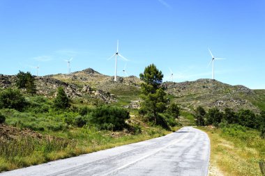 Sortelha, Portekiz yakınındaki Sao Cornelio rüzgar çiftliği bazı türbinleri görünümü