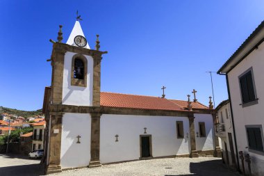 14. yüzyılda inşa edilmiş ve portal üzerinde düz bir lento ile geç 17 yüzyılda yenilenmiş parish Kilisesi görünümünü tarafından pilasterleri, Melhor Castelo village, Portekiz çerçeveli
