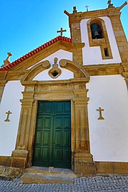 14. yüzyılda inşa edilmiş ve portal üzerinde düz bir lento ile geç 17 yüzyılda yenilenmiş parish Kilisesi HDR görünümü tarafından pilasterleri, Melhor Castelo village, Portekiz çerçeveli