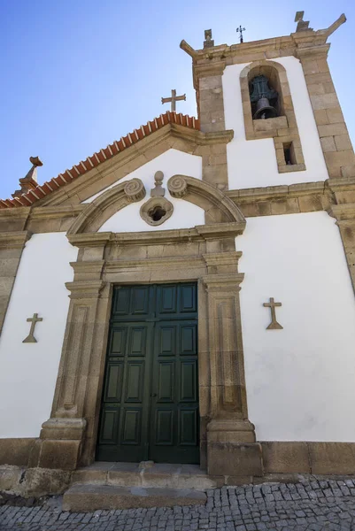 在第十四世纪建立的教区教堂的看法和更新在晚第十七世纪以平直的梁在壁柱框架的门户 在维亚纳 Melhor 葡萄牙的村庄 — 图库照片