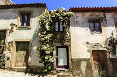 Bir dar geleneksel şist ve granit gören manzarası tam ortasında ortaçağ köyü Castelo Melhor, Portekiz,