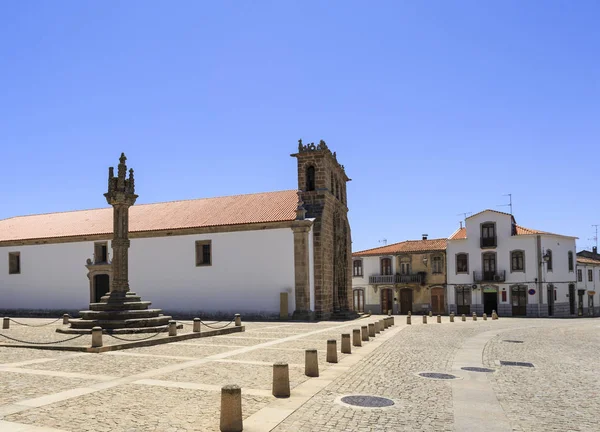 ヴィラノヴァデフォス Coa ポルトガルの町のメイン広場のさらし台および教区の教会 — ストック写真
