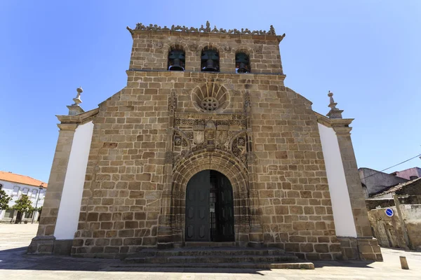 第十六世纪的哥特式曼努埃尔教堂的门面 三钟声钟楼 在葡萄牙的维拉港 — 图库照片