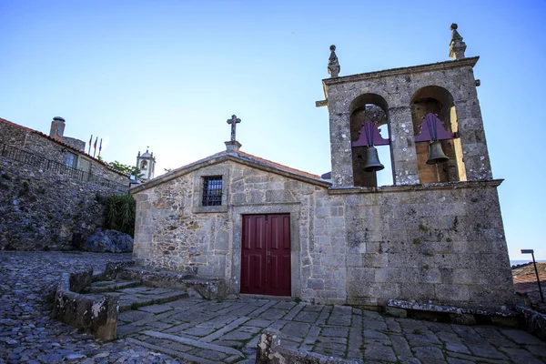 Rocamador の聖母のロマネスク様式の教会と歴史的な村のカステロ ロドリゴ ポルトガルの時計塔のビュー — ストック写真