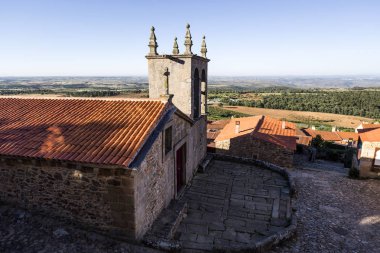 Panoramik Romanesk kilise of Our Lady Rocamador, on üçüncü yüzyılda inşa edilmiş tarihi köy, Castelo Rodrigo içinde Portekiz
