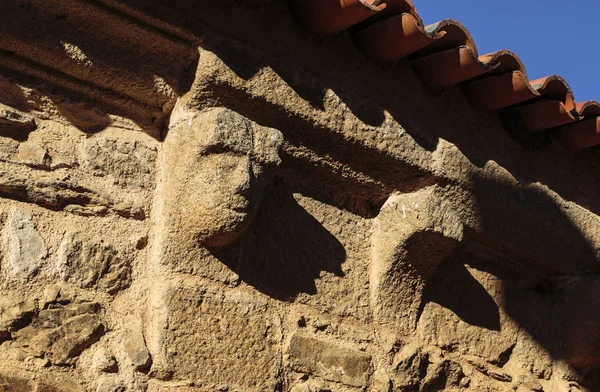 Detalj Romansk Taklisten Bjälkhuvudet Cachorrada Med Mänsklig Figur Huggen Granitsten — Stockfoto