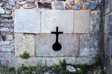 Çapraz bir şekil içinde tarihi kale köyü Castelo Rodrigo, Portekiz barbican oluşturma ile yatay bir arrowslit örneği kesti