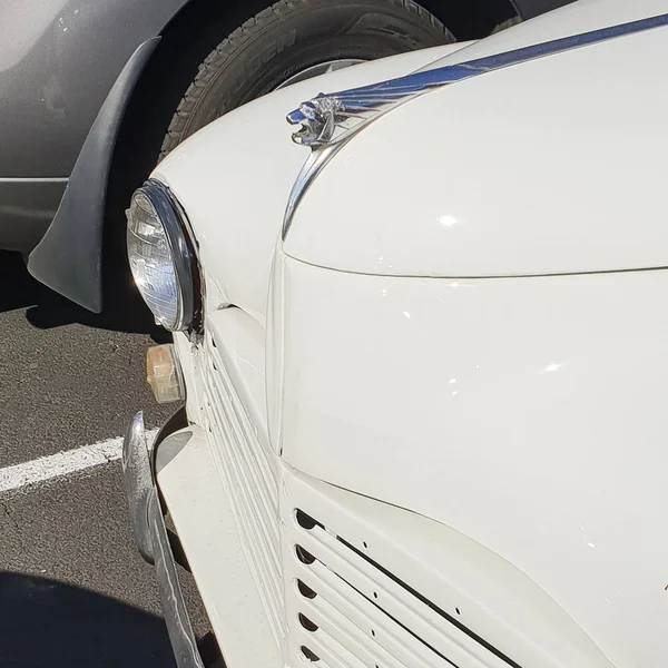 Widok Symbolu Lew Masce Samochodu Peugeot 203 Classic Ulicach Miasta — Zdjęcie stockowe