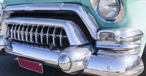 Zbliżenie 1957 Chevy Błyszczący Chrom Przedni Zderzak Sierpnia 2018 Sunshine — Zdjęcie stockowe