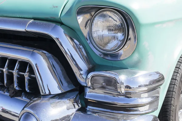 1957 Chevy parlak krom ön tampon, görünümü üzerinde 12 Ağustos 2018 Sunshine Coast, Avustralya kadar kapatın