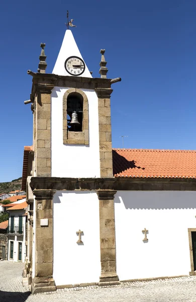 14. yüzyılda inşa edilmiş ve geç 17 yüzyılda, köy, Castelo Melhor yılında, Portekiz yenilenmiş parish Kilisesi yanal görünümünü