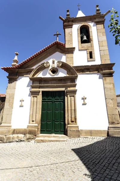 14. yüzyılda inşa edilmiş ve portal üzerinde düz bir lento ile geç 17 yüzyılda yenilenmiş parish Kilisesi ana cephesi tarafından pilasterleri, Melhor Castelo village, Portekiz çerçeveli