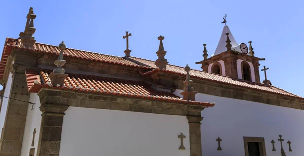 Vista Detallada Las Cruces Pináculos Techo Iglesia Parroquial Del Pueblo —  Fotos de Stock