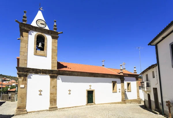 教区の教会の側面図 世紀に建てられ 改装された 世紀後半にカステロ Melhor 村でポルトガル — ストック写真