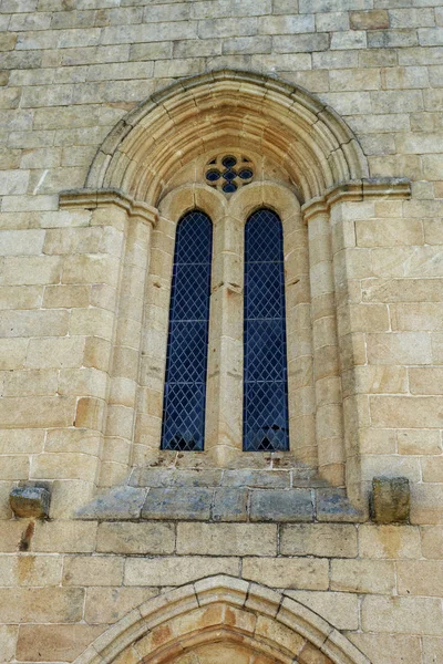 早哥特式窗口与二个小组和玫瑰色 Cistercian 教会圣玛丽亚 Aguiar 在历史村庄附近维亚纳罗德里哥 葡萄牙 — 图库照片