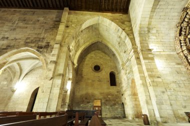 Transept kolunun bir keskin sivri kemer erken Gotik mimarisinin yakınındaki tarihi köy Castelo Rodrigo, Portekiz Santa Maria de Aguiar, Manastır Kilisesi ile görünüm