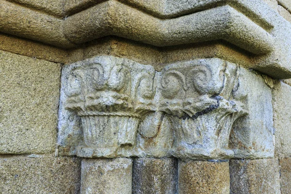 Detay bölüm salonu girişinde keskin sivri kemer destekleyen sütun