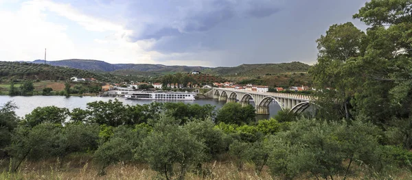 Widok Rzekę Cruise Terminal Most Barca Alva Pobliżu Granicy Hiszpanią — Zdjęcie stockowe