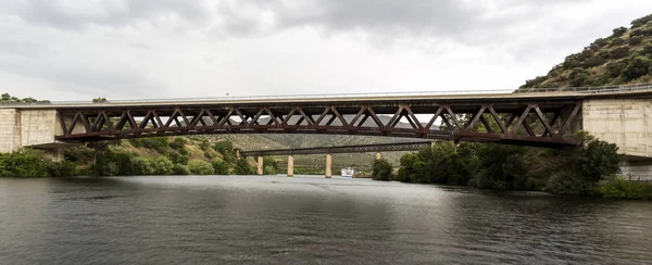 Los Dos Puentes Ferrocarril Carretera Sobre Río Agueda Cerca Localidad —  Fotos de Stock