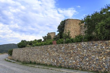 Heybetli duvar, tarihi Ortaçağ Köyü Castelo Rodrigo, Portekiz iki yarım daire biçimli taret Harabeleri