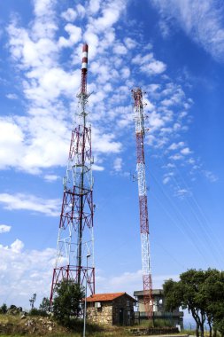 Telekomünikasyon aktarma antenler kümesi 926 metre yükseklikte Mrofa dağ sırtı yakınındaki tarihi köy Castelo Rodrigo, Portekiz yüklü