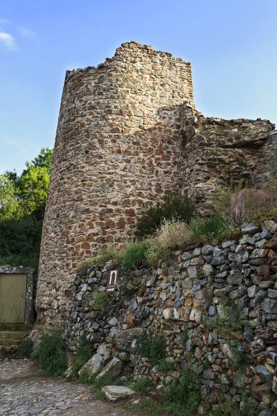 Ruínas Uma Torre Semicircular Imponente Muralha Histórica Vila Medieval Castelo — Fotografia de Stock