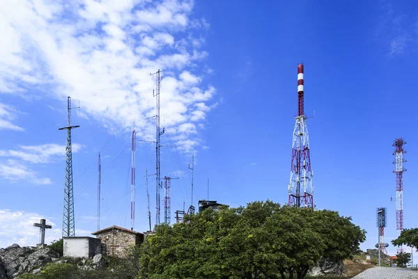 ポルトガルの近く 歴史的な村のカステロ ロドリゴ Mrofa の山の尾根に 926 メートルの高度でインストールされて通信中継アンテナのセット — ストック写真