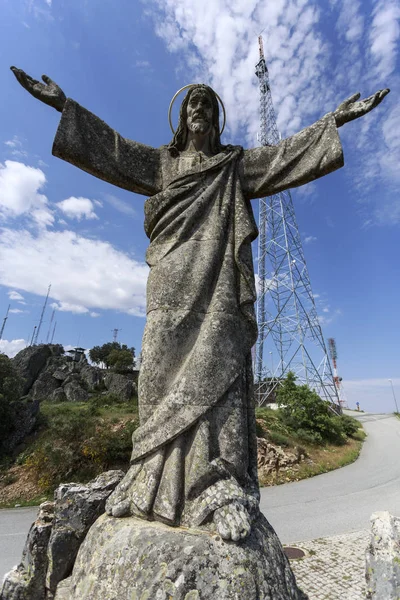 基督雕像在 Marofa 山山脊上的圣殿 靠近维亚纳罗德里哥的历史村 — 图库照片