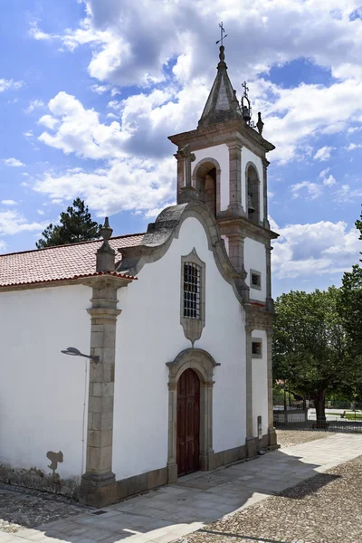 在葡萄牙 Pinhel 在第十七世纪初以巴洛克风格建造的教区教堂或圣路易斯教堂的门面 — 图库照片
