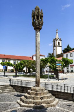 Boyunduruk görünümünü bir sekizgen sütun ve sermaye ile Pinhel, Portekiz sekiz çizgili colonnades şeklinde bir kafes ile Gotik Manuelin mimaride erken 16. yüzyılda inşa