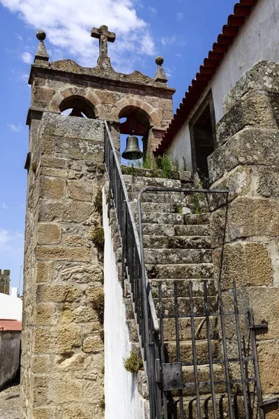 外部の石の階段や鐘楼の聖マリア教会 のピニェル ポルトガルの城の近くへのアクセスの詳細 — ストック写真