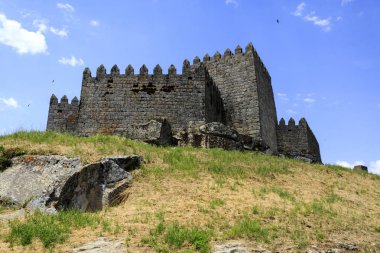 Ortaçağ Kalesi görünümünü orta 12. yüzyılda kurulan Romanesk mimari ve daha sonra Gotik tarzda, Trancoso tarihi kasaba Portekiz