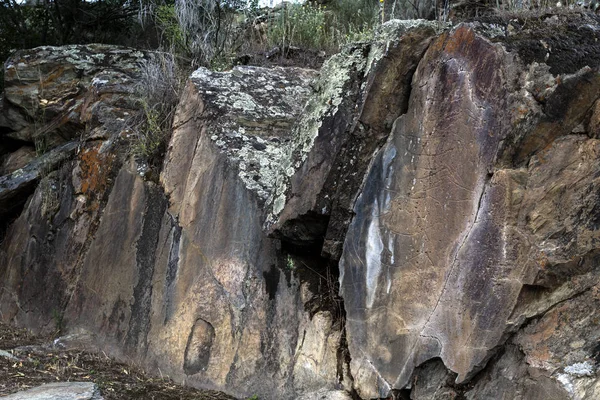 在葡萄牙 在2018年6月22日在葡萄牙 Coa 山谷的 Coa 一个开放的空气上部的旧石器时代的位置的许多史前岩石版画的实际网站的视图 — 图库照片
