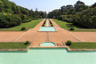 Onun ana öğe ve asıl tema olarak su ile merkezi çiçeklik üzerinde 24 Haziran 2018 Oporto, Portekiz'de Serralves, Villa önünde bulunan bahçe olduğunu