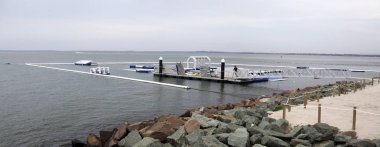 Şişme su eğlenceli görünümünü Aquasplash Redcliffe, pelikan Park Redcliffe yarımadasında kıyısında 28 Ekim 2018 Redcliffe, Avustralya üzerinde inşa edilmektedir adındaki parkıyla,