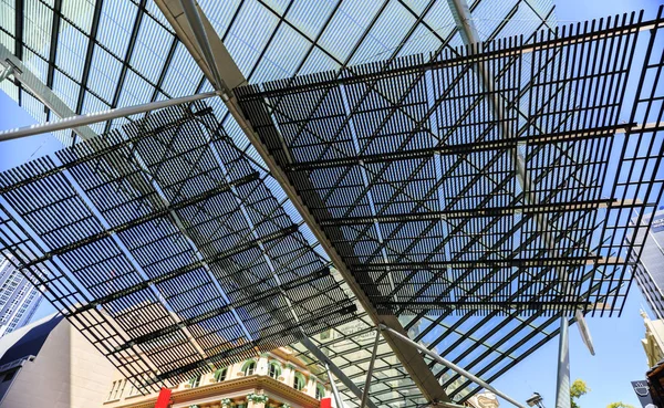 View Modern Steel Glass Shade Structure Amazing Architectural Feature Middle — Stock Photo, Image