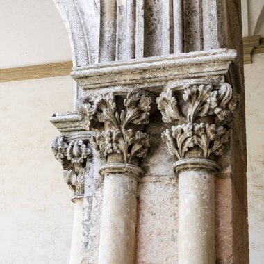 Tomar, Portekiz mezarlığı Cloister sütunlarda üstüne bitkisel motifler tasvir Romanesk başkentlerinden detay 
