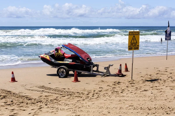 Rettungsschwimmerausrüstung Jetski Und Schleppschlitten Bereit Für Eine Notrettung Einem Ozeanstrand — Stockfoto