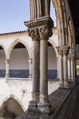 İkiz sütunlar ve başkentler ile bitkisel motifler içeren hikâyeler, Tomar, Portekiz Çamaşırhane Cloister üst düzeyde ayrıntı