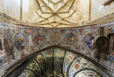 Uzun boylu ve mükemmel görünümlü charola İsa Manastırı'nın girişindeki Zafer Takı üzerinde 24 Haziran 2018 Tomar, Portekiz dekore edilmiş