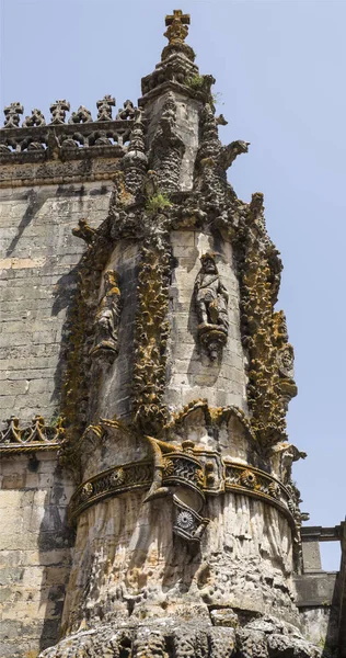 葡萄牙托马尔的联合国教科文组织纪念碑 基督修道院的晚期哥特式教堂立面的雕刻 皮带和雕像的细节 — 图库照片