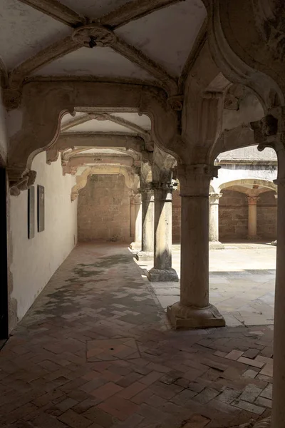 またと呼ばれる小さな回廊 トマールのキリスト修道院内の Distribuition 領域として使用された バーバラ回廊の散歩のビュー — ストック写真