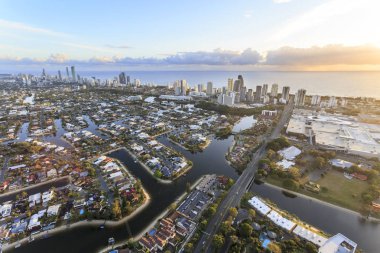 Broadbeach ve Gold Coast Queensland, Avustralya bir sıcak hava balonu gelen gündoğumu, Surfers Paradise üstün açık görünüm