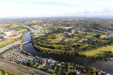 Panoramik manzaralı toplam 27 delikli golf sahası görülen bir sıcak hava balon uçuş sunrise, Gold Coast, Queensland, Avustralya