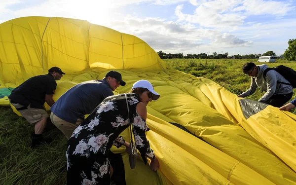 Passengers Hot Air Balloon Helping Folding Long Balloon Smooth Flight — Stock Photo, Image