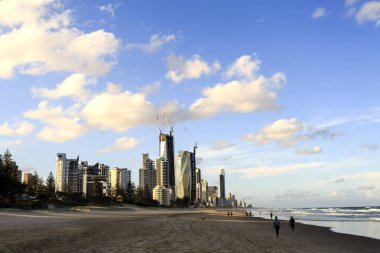 Broadbeach altın sahilden sahile günbatımı sırasında Surfers Paradise'a gökdelenler.