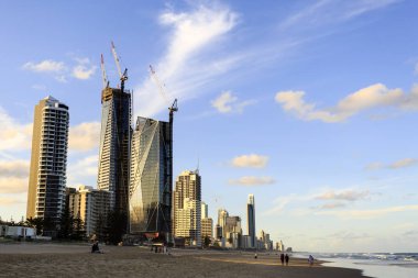 Gold Coast gökdelenler plaja Broadbeach, gün batımından önce 13 Kasım 2018 Gold Coast, Avustralya görülen